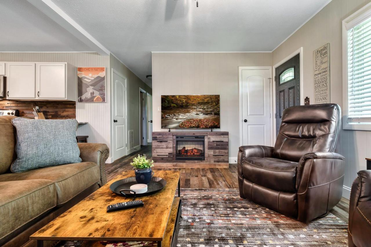 Modern Pigeon Forge Gem Near Dollywood, Gatlinburg & Smokies - 2 Mins To Pkwy & Strip, Hot Tub, Fire Pit, Cable, Hi-Speed Wifi Βίλα Εξωτερικό φωτογραφία